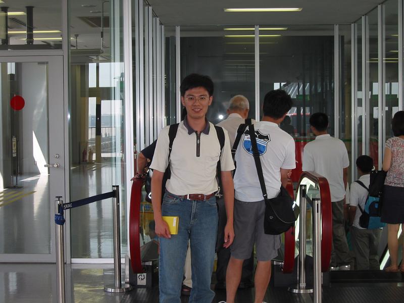 要從坐電車處，往機場走，要先經由一電梯.JPG