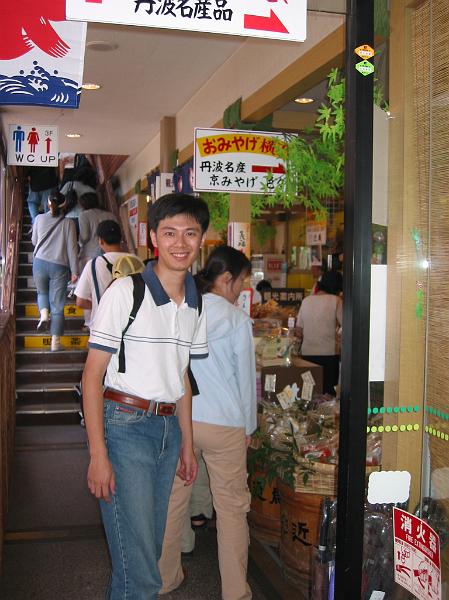 往上才是車站，中間有商店.JPG