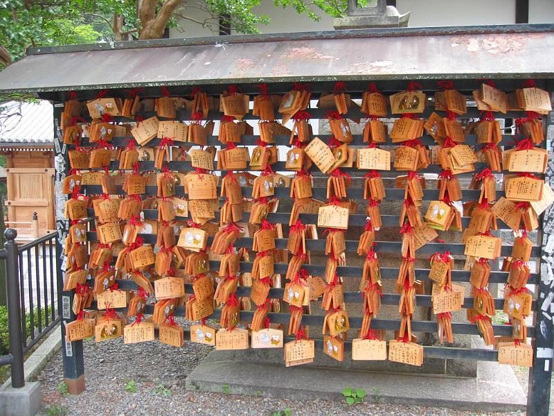日本的寺廟似乎都會掛上這祈願的木牌.JPG
