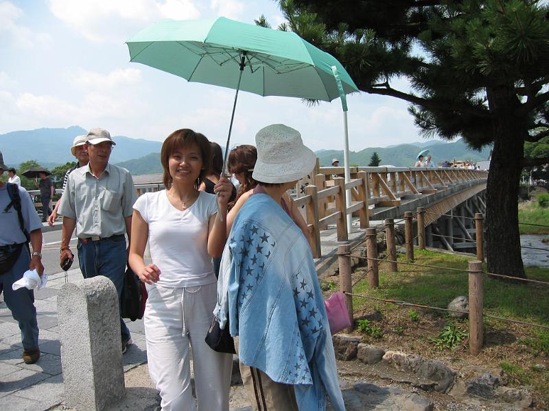 日本真的很熱，小媳婦裝乖幫忙遮太陽.JPG