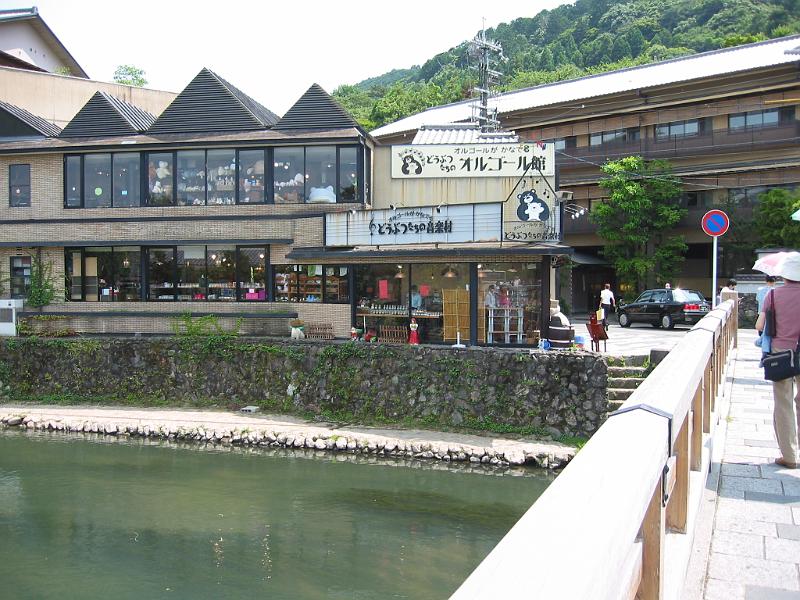 渡月橋走過去有一商店，有冷氣耶！！.JPG