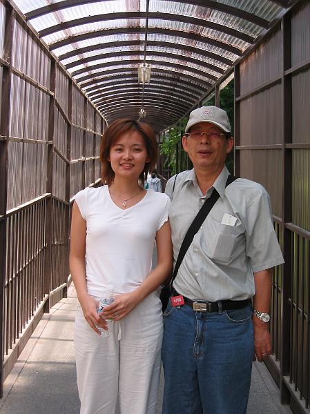 要前往小火車車站前必須先走一段長長路.JPG