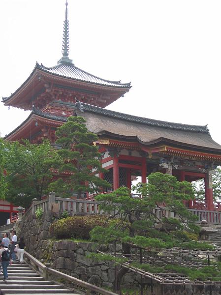 進入以清水舞台與求姻緣著名的清水寺，首先看到的寺廟.JPG