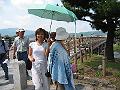 日本真的很熱，小媳婦裝乖幫忙遮太陽