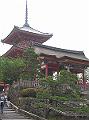 進入以清水舞台與求姻緣著名的清水寺，首先看到的寺廟