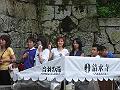 陳小璘排隊要去裝有經過祈福的水喝